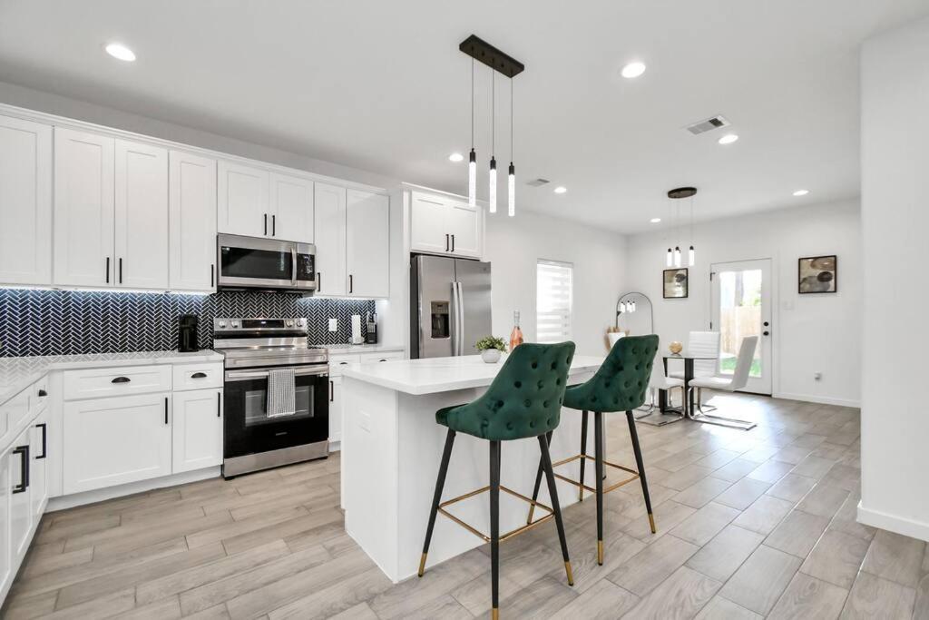 Grand Luxe Retreat - Sleeps 8 - Free Parking - Near Med Center & Nrg Tatil Evi Houston