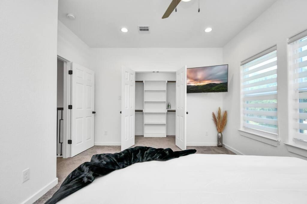 Grand Luxe Retreat - Sleeps 8 - Free Parking - Near Med Center & Nrg Tatil Evi Houston
