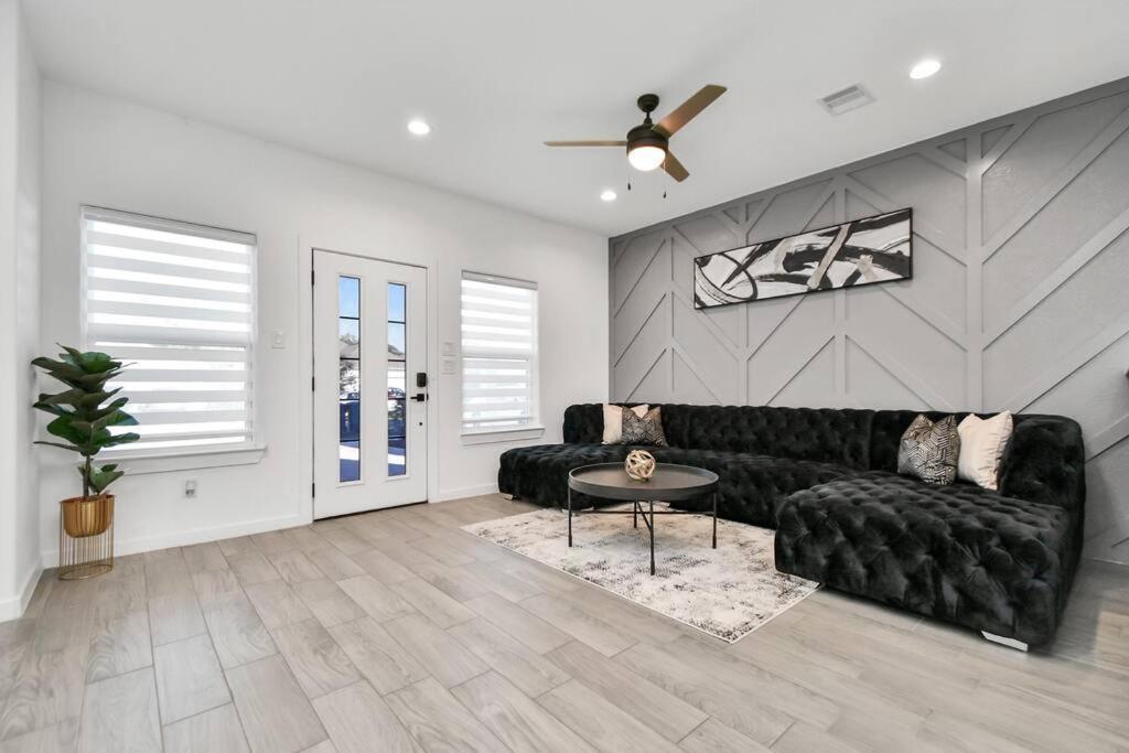 Grand Luxe Retreat - Sleeps 8 - Free Parking - Near Med Center & Nrg Tatil Evi Houston