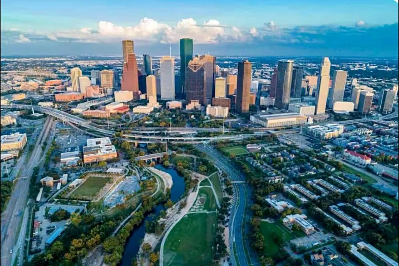 Grand Luxe Retreat - Sleeps 8 - Free Parking - Near Med Center & Nrg Tatil Evi Houston